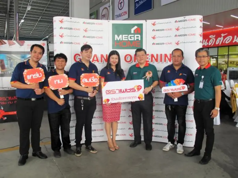 นางสาวพิชญานันท์ ล้อวรลักษณ์ (กลาง) ผู้จั...