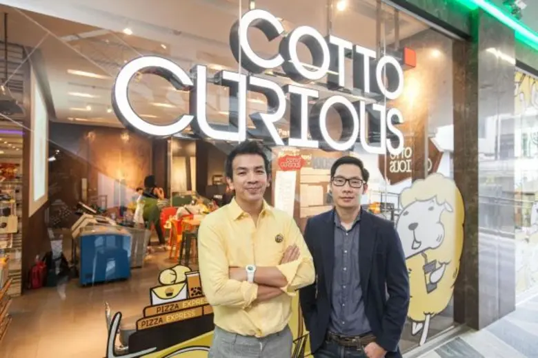 นายจิรภัทร งามพรสิน (ขวา) ผู้จัดการคอตโต้ คิวเรียส ...