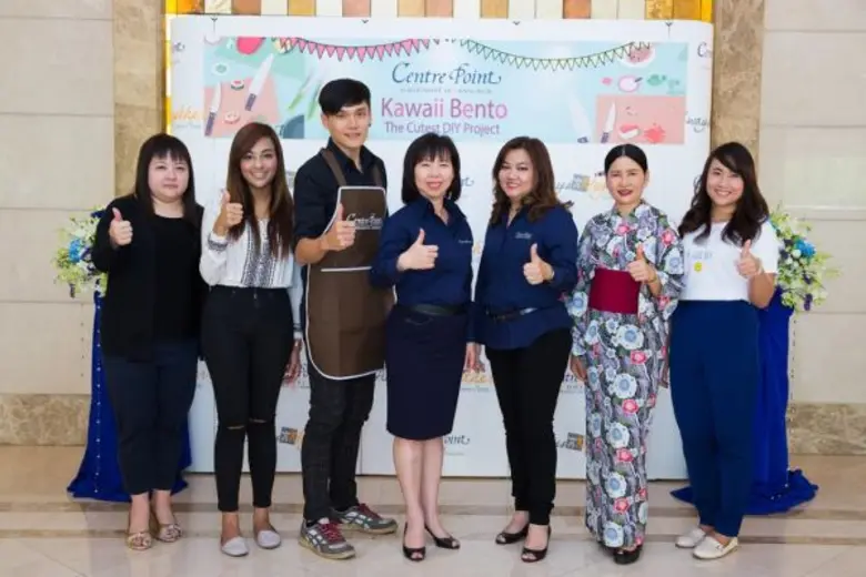 นางมัลลิกา ทัศนนิพันธ์ (กลาง) ผู้จัดการทั...