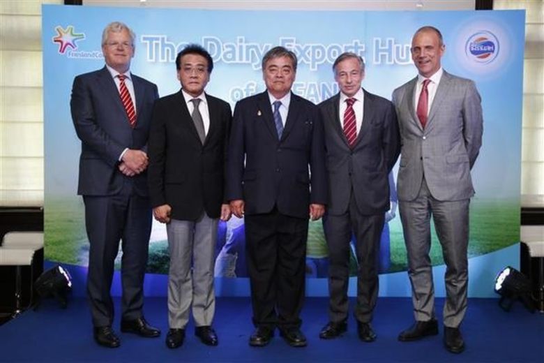 มร.รูรอฟส์ โยสเต็น (ซ้ายสุด) ประธานเจ้าหน...