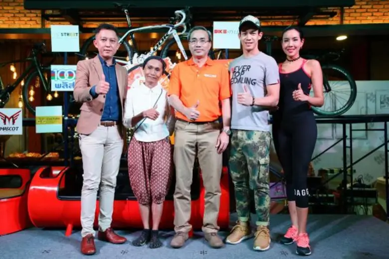 นายพงษ์ศักดิ์ นันตวรรณกุล (กลาง) ผู้บริหา...