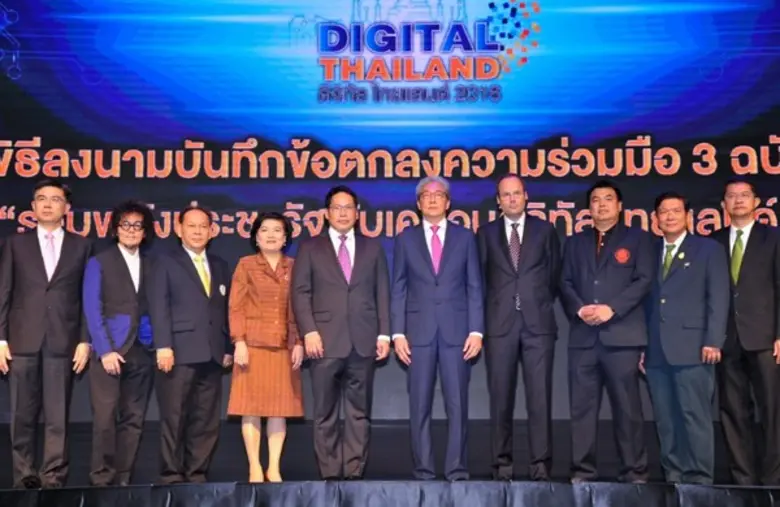 อาจารย์เพชร โอสถานุเคราะห์ อธิการบดีมหาวิ...