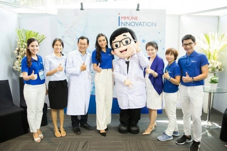 แพทย์หญิงกุสุมา คุณาวงษ์กฤตประธานเจ้าหน้า...