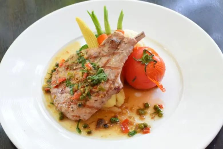 ชุดอาหารเซ็ทไทยสไตล์โมเดิร์นที่ห้องอาหารโมเม้นท์ โรงแรมเอทัส บางกอก