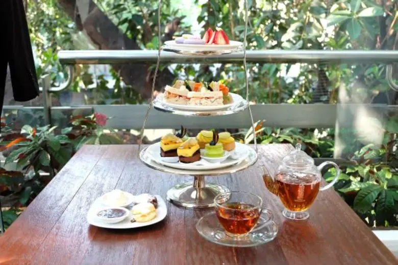 จิบน้ำชายามบ่ายในสวน