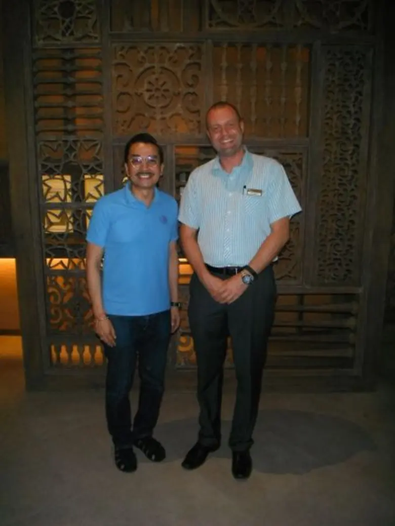 มร.โทมัส เฮน (ขวา) ผู้จัดการทั่วไปโรงแรมเ...