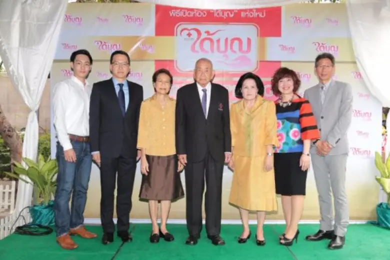 นายแผน วรรณเมธี (กลาง) เลขาธิการสภากาชาดไ...