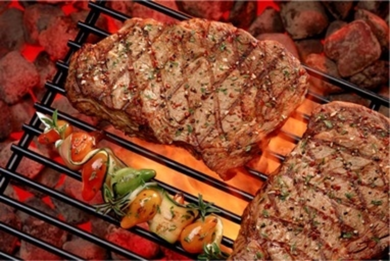 ทุกคืนวันจันทร์ ห้องอาหาร "เฟลมส์" ริมชาย...