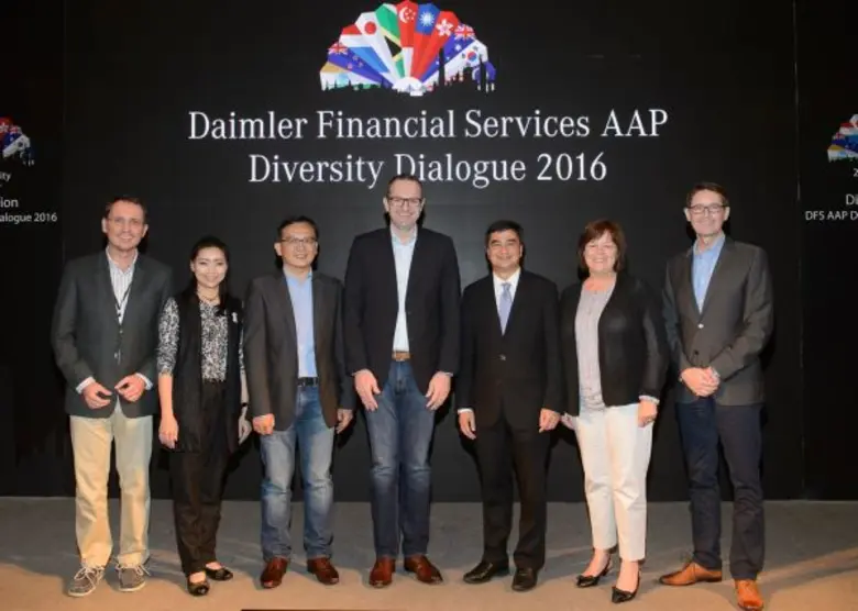 มร. ปีเตอร์ เฮนน์ (ตรงกลาง) กรรมการบริหาร...