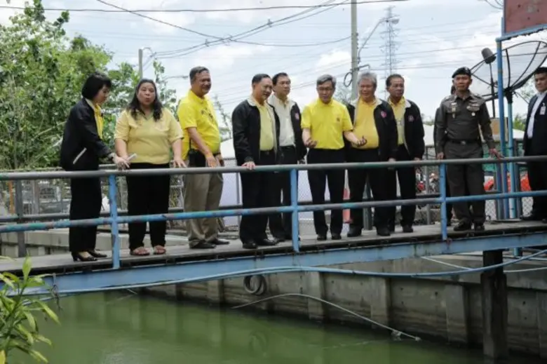 รมว.พม. เปิดศูนย์ปฏิบัติการที่อยู่อาศัยชุมชนริมคลอง พื้นที่ ๕ เขตห้วยขวางและวังทองหลาง พร้อมลงพื้นที่ตรวจเยี่ยมชุมชนริมคลองลาดพร้าวประชาอุทิศ ก่อนจะรื้อย้ายบ้านเรือนในเดือน ก.ค. นี้