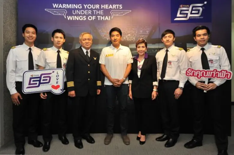 นาวาอากาศตรีพงษ์ธร เทพกาญจนา (ที่ 3 จากซ้...