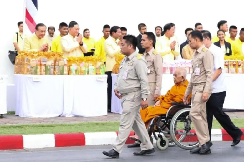 พม. นำอาหารแห้งจากพิธีตักบาตรพระราชกุศลฯ ส่งถึงผู้ใช้บริการในสถานสงเคราะห์ ๑๒ แห่ง