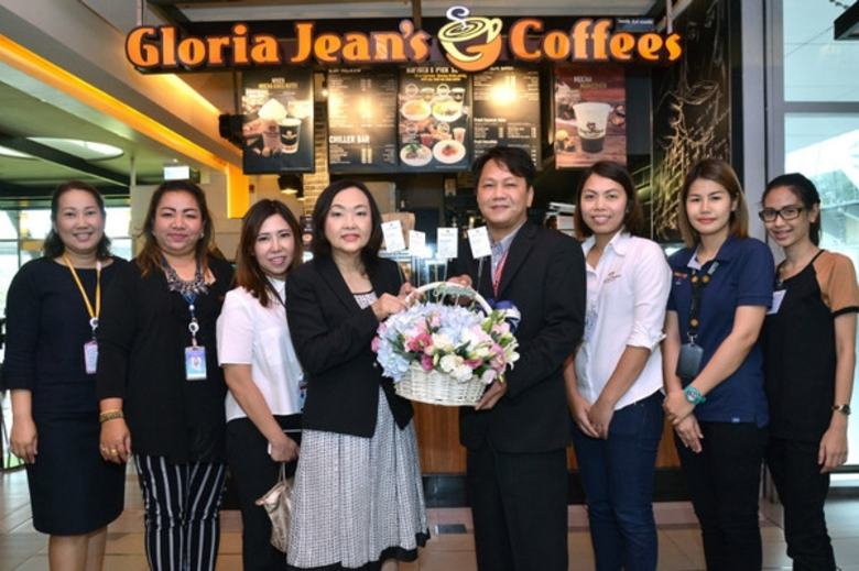 สุปราณี คงสมปรี (ที่ 4 จากซ้าย) ผู้อำนวยก...