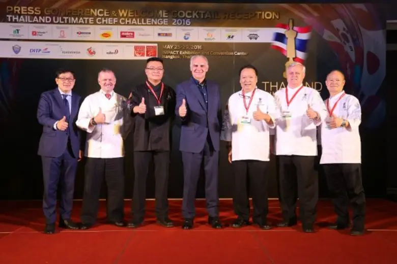 จากซ้าย: นายภูษิต ศศิธรานนท์ กรรมการผู้จั...