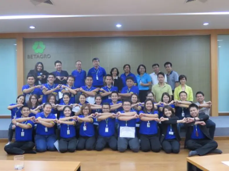 ผศ.ดร.มณฑิรา นพรัตน์ รองอธิการบดีฝ่ายอุตส...