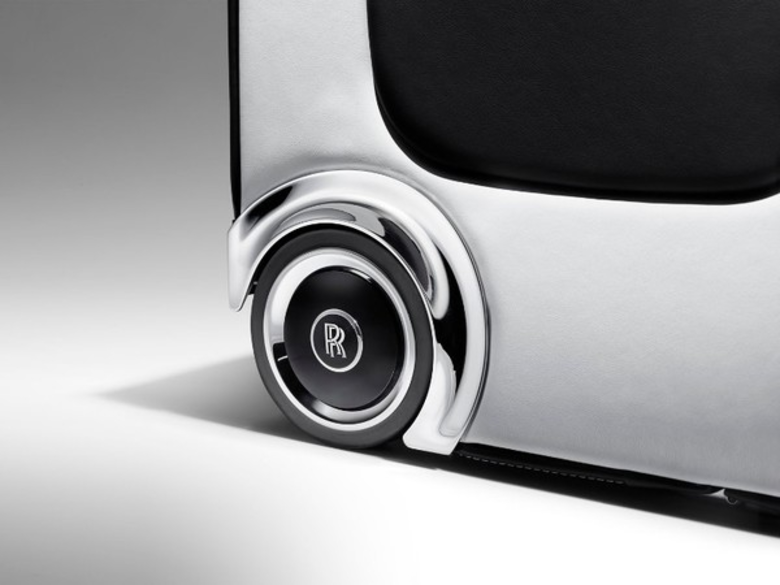 โรลส์-รอยซ์ รังสรรค์คอลเล็กชั่นกระเป๋าเดินทางสุดหรูสำหรับยนตรกรรมรุ่น เรธ