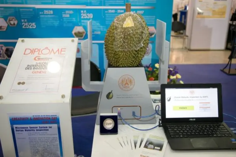 เครื่องวัดความอ่อน-แก่ของทุเรียนด้วยคลื่นไมโครเวฟ (DURIAN MATURITY INSPECTION) นวัตกรรมฝีมือคนไทยคว้ารางวัลเหรียญทองแดงจากเวทีสิ่งประดิษฐ์โลกปี 2016 ที่เจนีวา