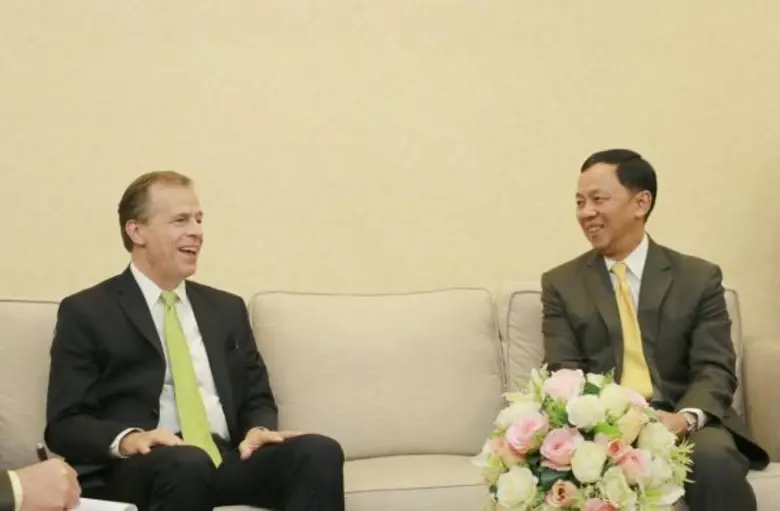 เมื่อวันจันทร์ที่ 6 มิถุนายน 2559 Mr. Gly...