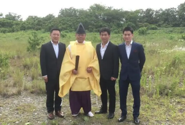 อนาวิล จิรธรรมศิริ (ซ้าย) ประธานเจ้าหน้าท...