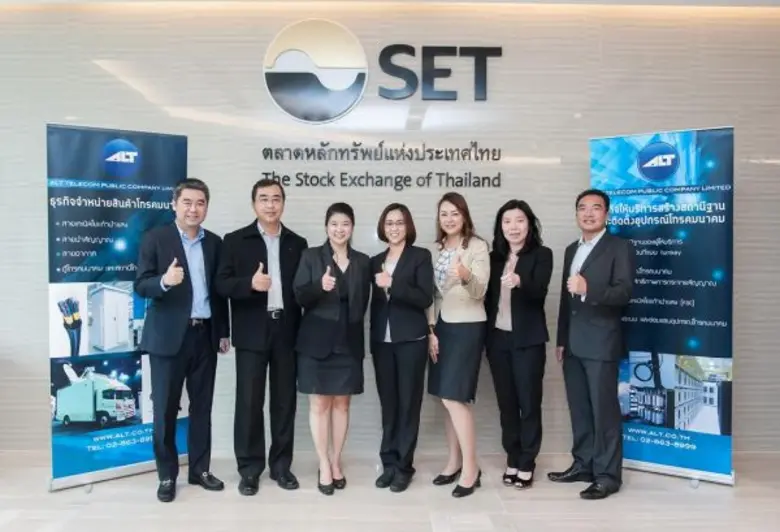 คุณปรีญาภรณ์ ตั้งเผ่าศักดิ์ (ที่ 3 จากซ้า...