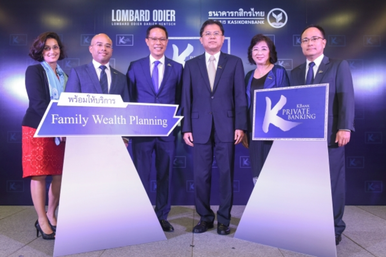 นายปรีดี ดาวฉาย (ที่3 จากขวา) กรรมการผู้จ...