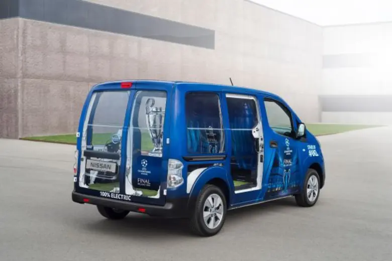 นิสสันสนับสนุนรถยนต์ไฟฟ้าในการแข่งขันยูฟ่าแชมเปียนส์ลีก รอบชิงชนะเลิศ  นิสสัน ลีฟ และ นิสสันอี-เอ็นวี200 เจ๋ง ได้รับเลือกเป็นรถเชิญถ้วยรางวัลยูฟ่า