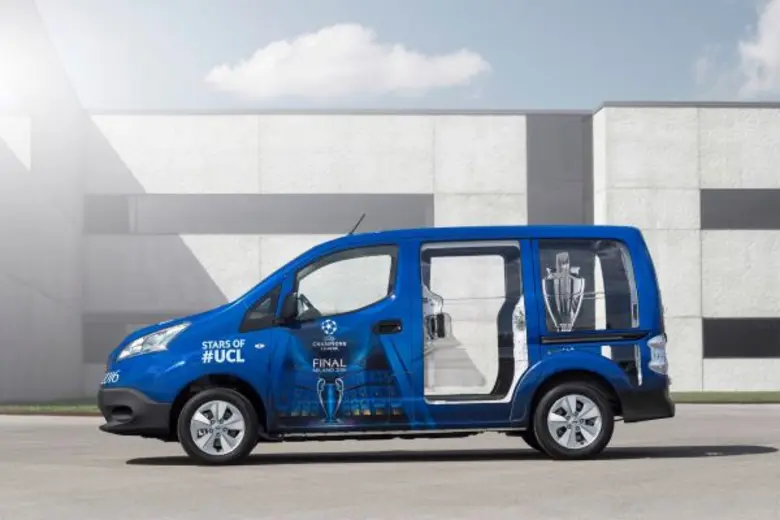 นิสสันสนับสนุนรถยนต์ไฟฟ้าในการแข่งขันยูฟ่าแชมเปียนส์ลีก รอบชิงชนะเลิศ  นิสสัน ลีฟ และ นิสสันอี-เอ็นวี200 เจ๋ง ได้รับเลือกเป็นรถเชิญถ้วยรางวัลยูฟ่า