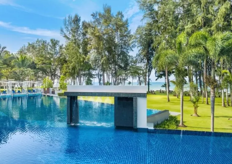 สำนักงานป้องกันและปราบปรามยาเสพติด (ปปส.) จัดประชุมเพื่อลงนามในสัญญาควบคุมสารเสพติด 1993 ที่โรงแรมดุสิตธานี กระบี่ บีช รีสอร์ท