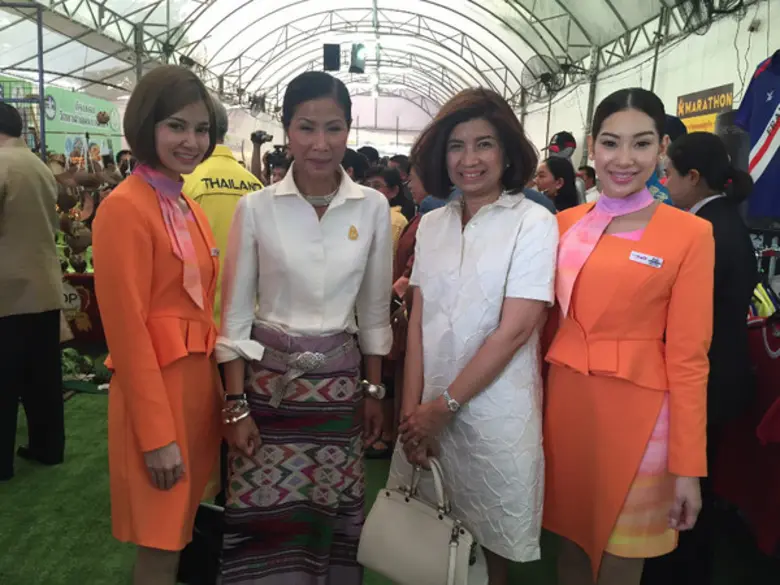 กอบกาญจน์ วัฒนวรางกูร (ที่สองจากซ้าย) รัฐ...