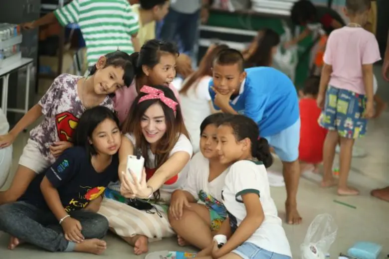 เหล่านักแสดงสวมบท “ครูอาสา” ร่วมงาน “ปันน้ำใจ...จากพี่...ถึงน้อง”