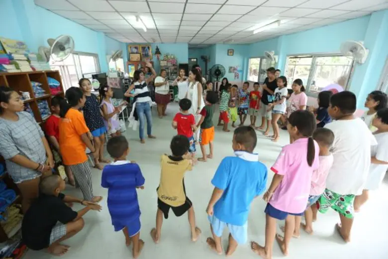 เหล่านักแสดงสวมบท “ครูอาสา” ร่วมงาน “ปันน้ำใจ...จากพี่...ถึงน้อง”