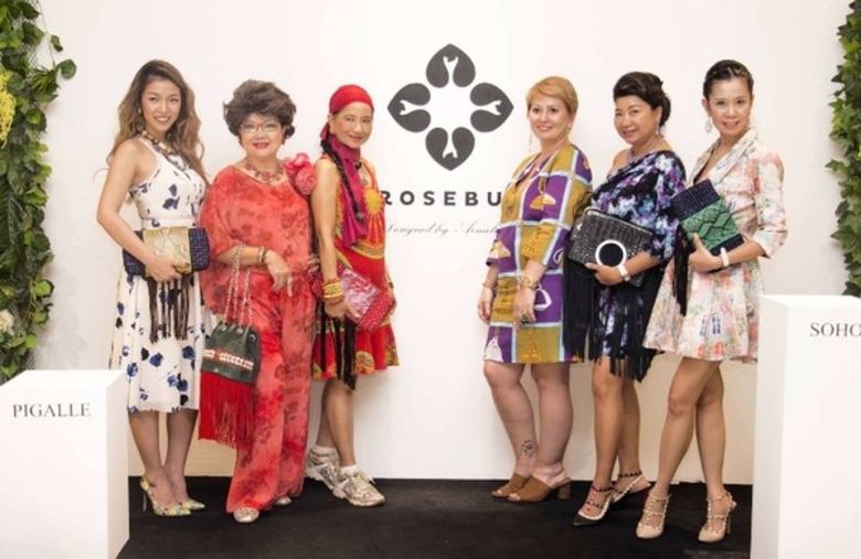 อาร์มิลล์ โคเฮน (ที่ 3 จากขวา) ศิลปินและผ...