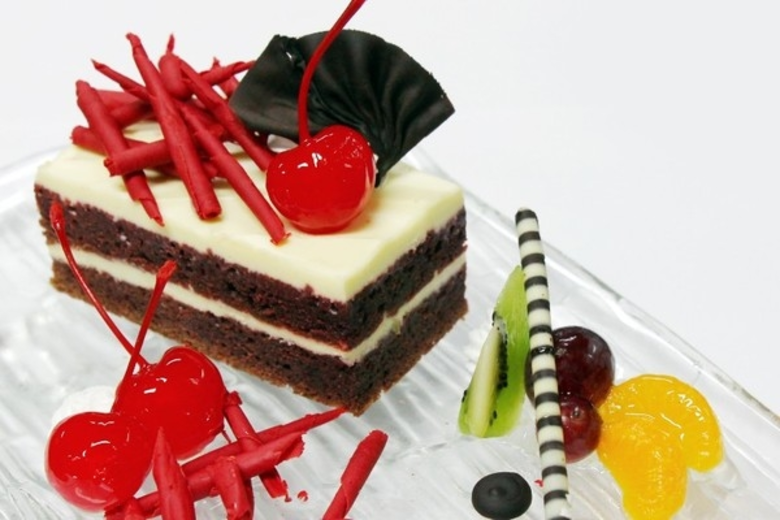 เชฟเบเกอรี่ประจำเค้กช็อพ โรงแรมดิ เอมเมอร...