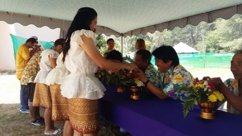 สถาบันทรัพยากรฯ รดน้ำดำหัวผู้ใหญ่ระลึกคุณบุคลากร มทร.ตรัง