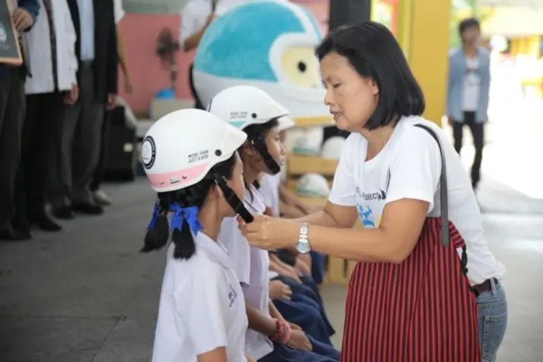 มูลนิธิป้องกันอุบัติเหตุแห่งเอเชีย และภาคีเครือข่าย เปิดตัวคู่มือ “เด็กไทย ซ้อนท้าย ใส่หมวก” ขณะที่กระทรวงศึกษาธิการรับลูก พร้อมปรับหลักสูตรการเรียนการสอน