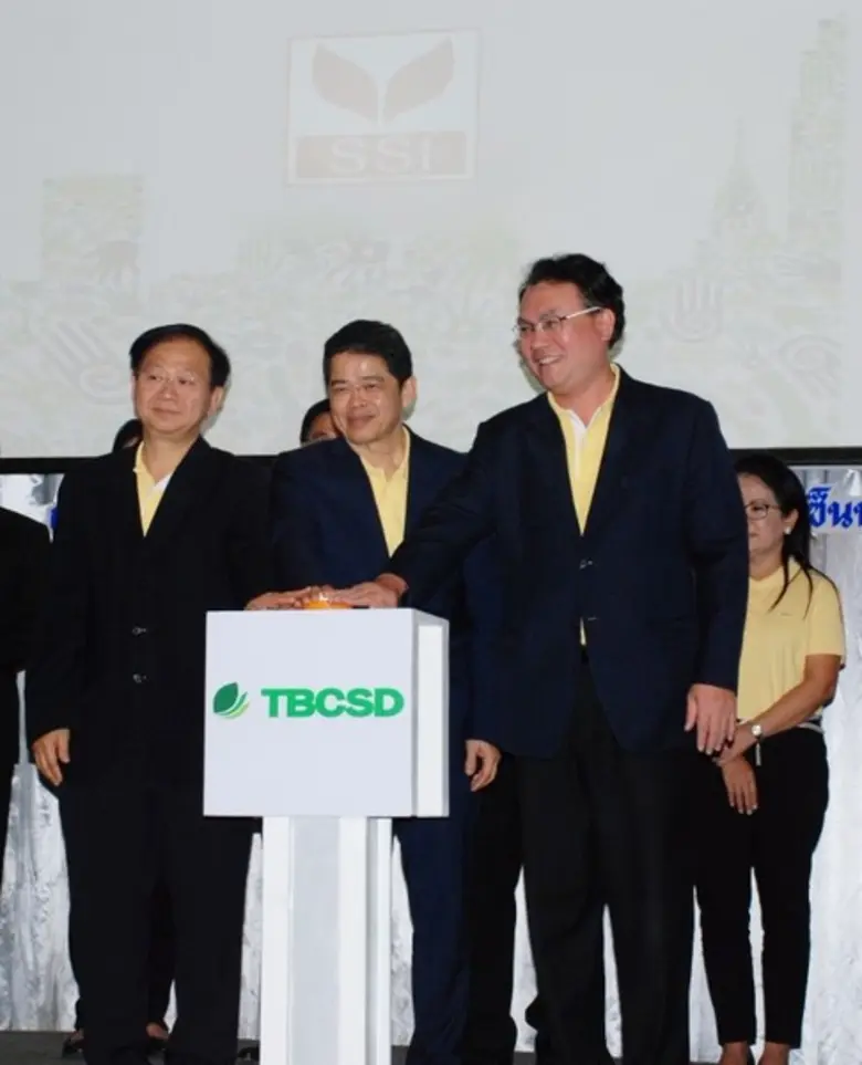 นายนาวา จันทนสุรคน (ด้านขวา) เจ้าหน้าที่บ...