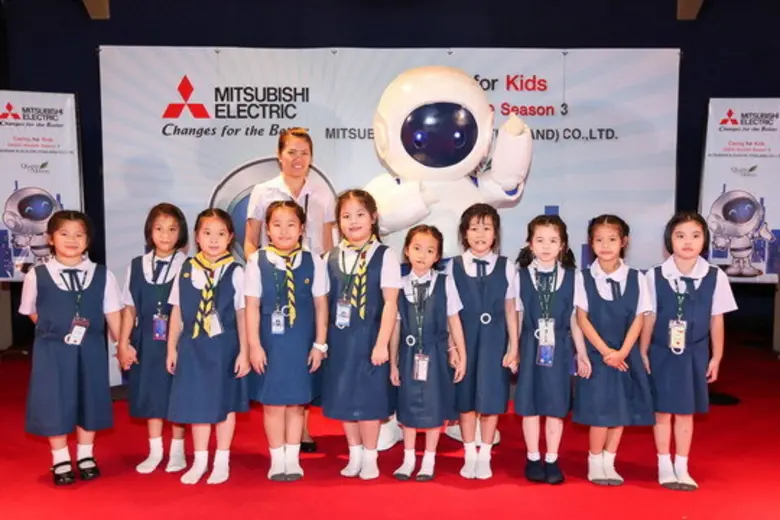 คุณครูเนาวรัตน์ จิตวิริยะยิ่งยง (ซ้าย) โร...