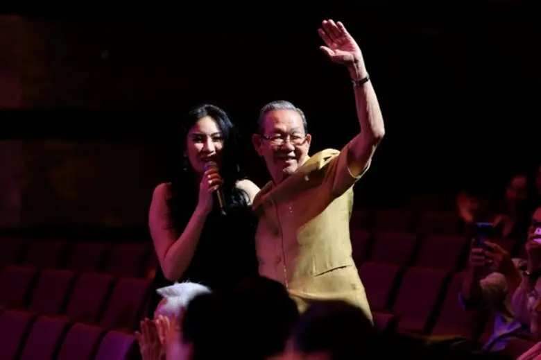 ผ่านไปอย่างสวยงามและอลังการ กับคอนเสิร์ต Living the...