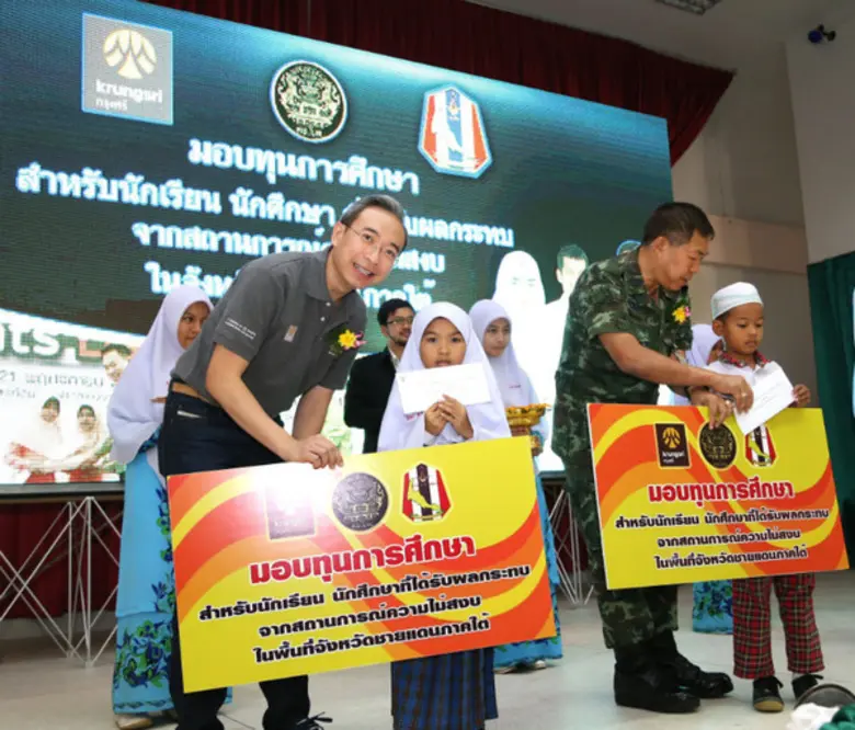 เมื่อเร็ว ๆ นี้ ฐากร ปิยะพันธ์ (ซ้ายสุด) ...