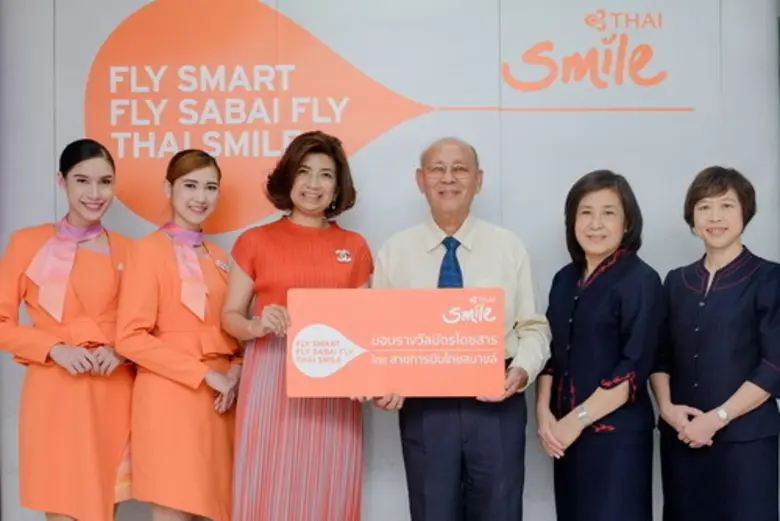 เนตรนภางค์ ธีระวาส (ที่สามจากซ้าย) รองประ...