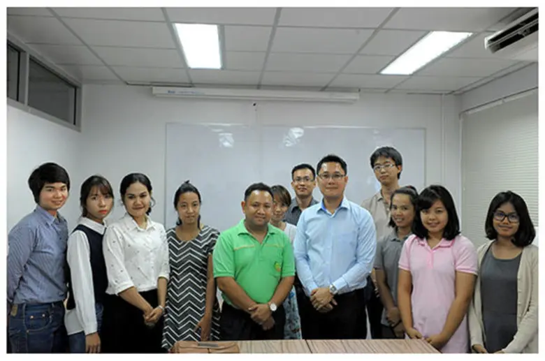 นายมนตรี บุญจรัส (ที่ 5 จากขวา) ประธานกรร...