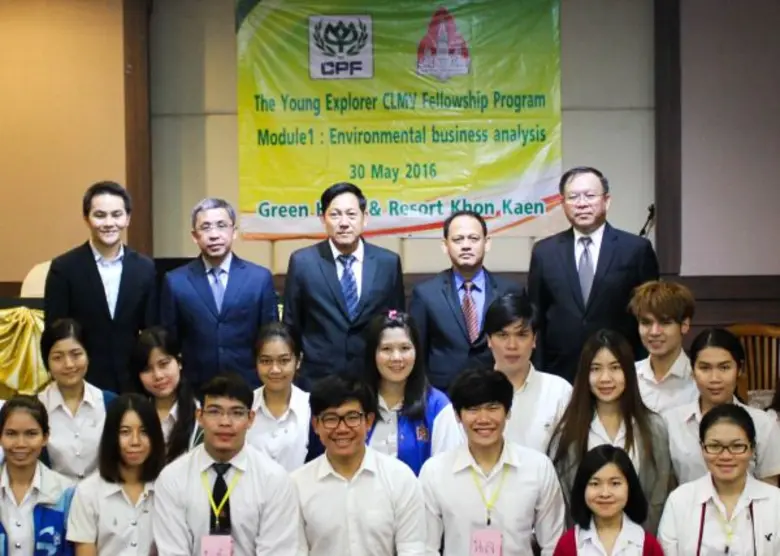 นายวิโรจน์ วิภาธนาศิริ (ยืนขวาสุด) รองกรร...