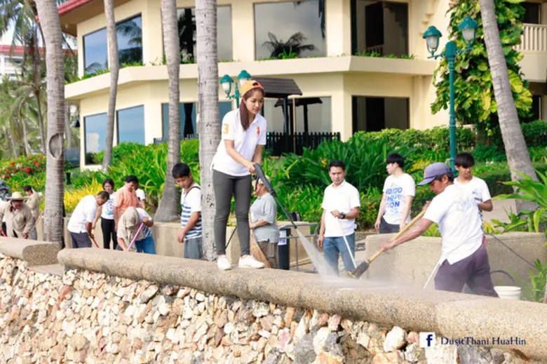 กิจกรรมทำความสะอาดหน้าชายหาดโรงแรมดุสิตธานี หัวหิน ในโครงการ Big Clean…Spring Clean 2559