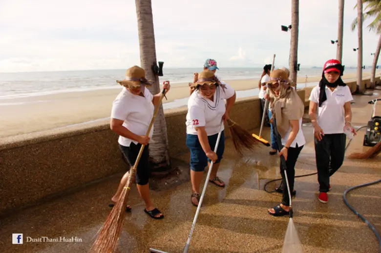 กิจกรรมทำความสะอาดหน้าชายหาดโรงแรมดุสิตธานี หัวหิน ในโครงการ Big Clean…Spring Clean 2559