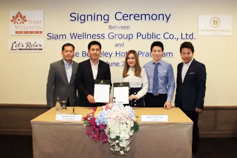 นางสาวพัชราวดี วีรบวรพงศ์ (กลาง) กรรมการผ...