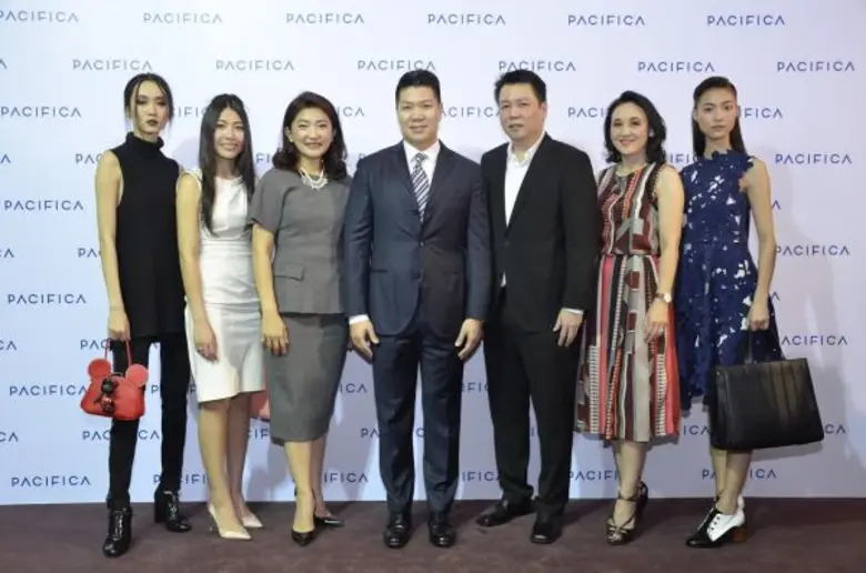 โอภาส เลวิจันทร์ (คนกลาง) ประธานกรรมการบร...