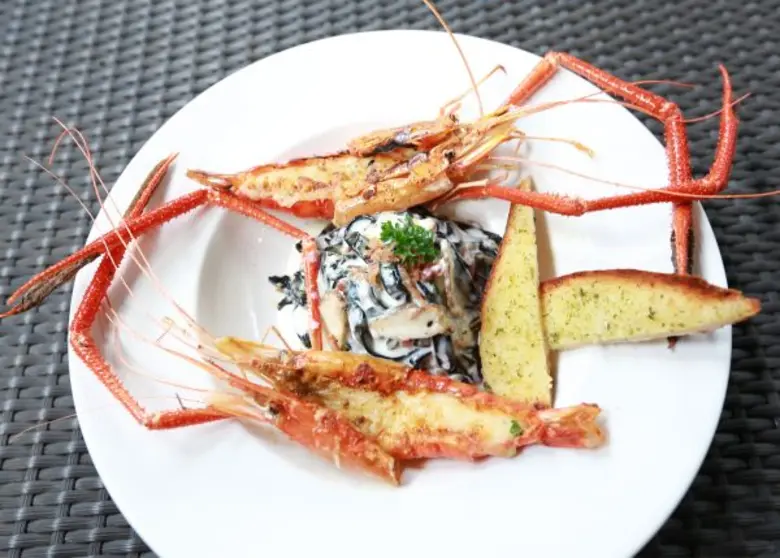 เมนูเส้นสำหรับคนชอบเส้นที่ห้องอาหารอาวร์กลาส โรงแรมเอทัสลุมพินี