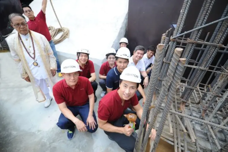 คุณชานนท์ เรืองกฤตยา (ที่ 1 จากขวา) ประธา...