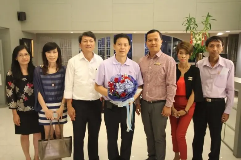 คุณฤทธิไกร ฝ่ายพนอม (ที่ 5 จากซ้าย) ผู้จั...