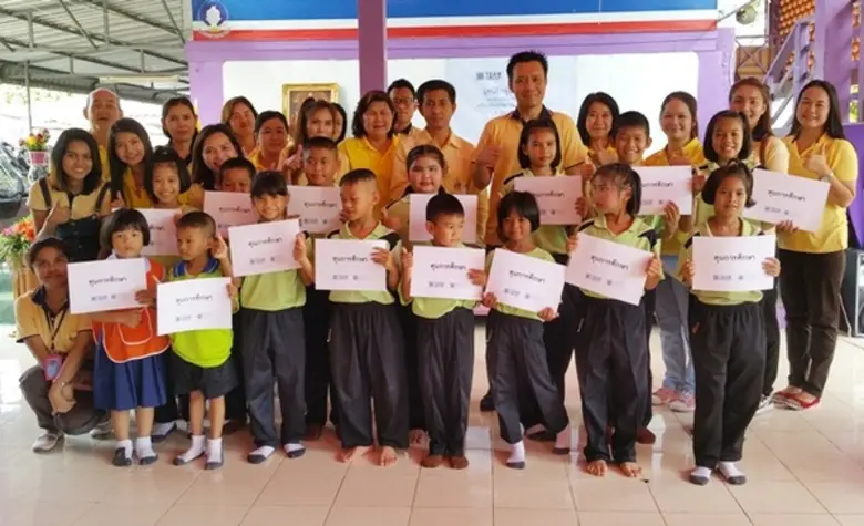 คนทีมฯร่วมแบ่งปันน้ำใจมอบทุนการศึกษา